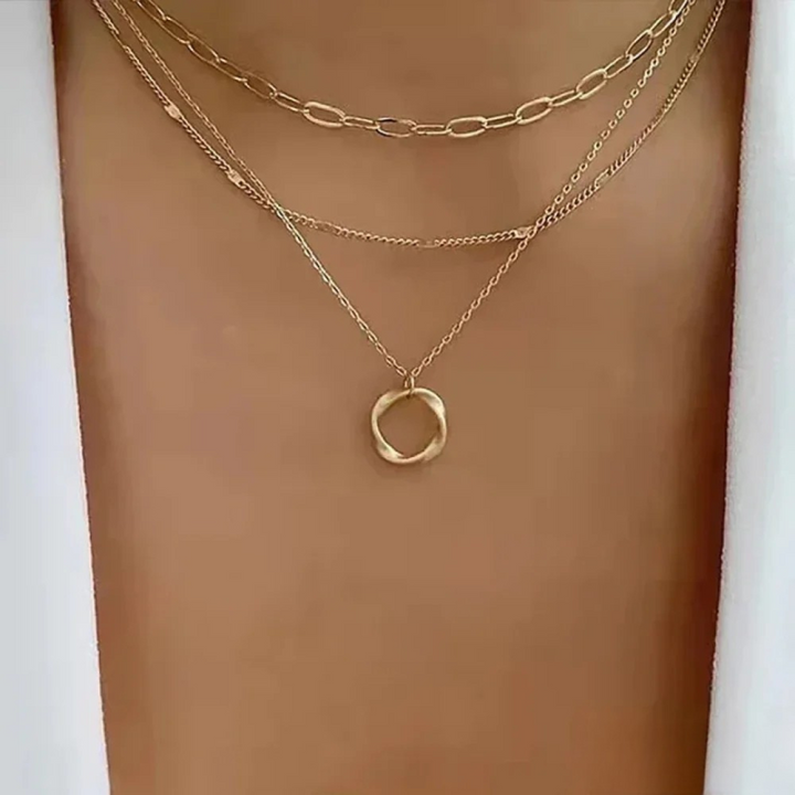 Collier chaîne large dorée – pendentif rond statement