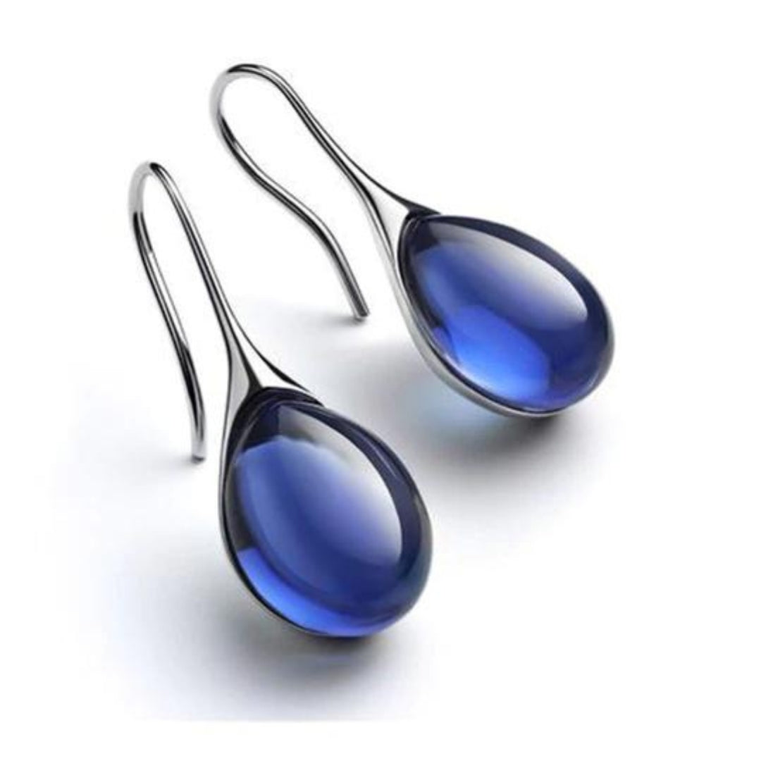 Boucles goutte œil de chat – éclat doux & silhouette épurée
