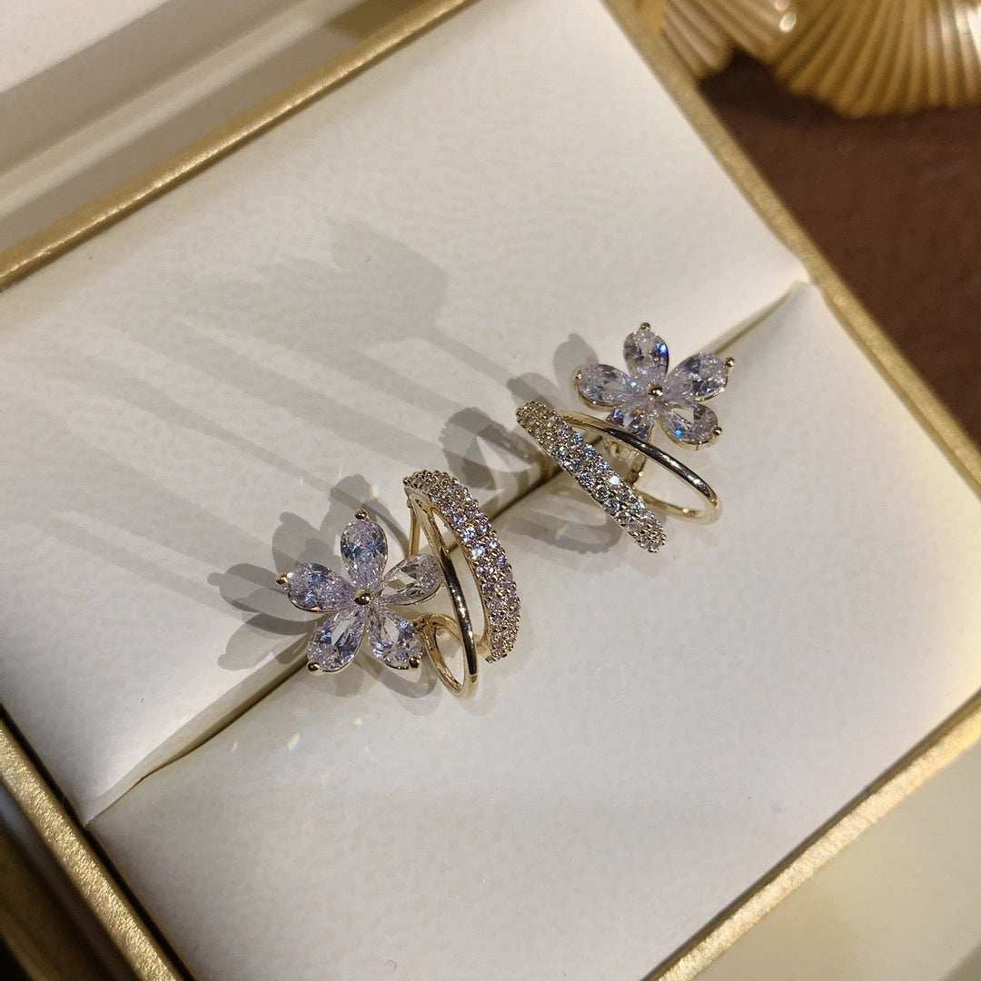 Boucles d'oreilles florales en or avec zirconia scintillant