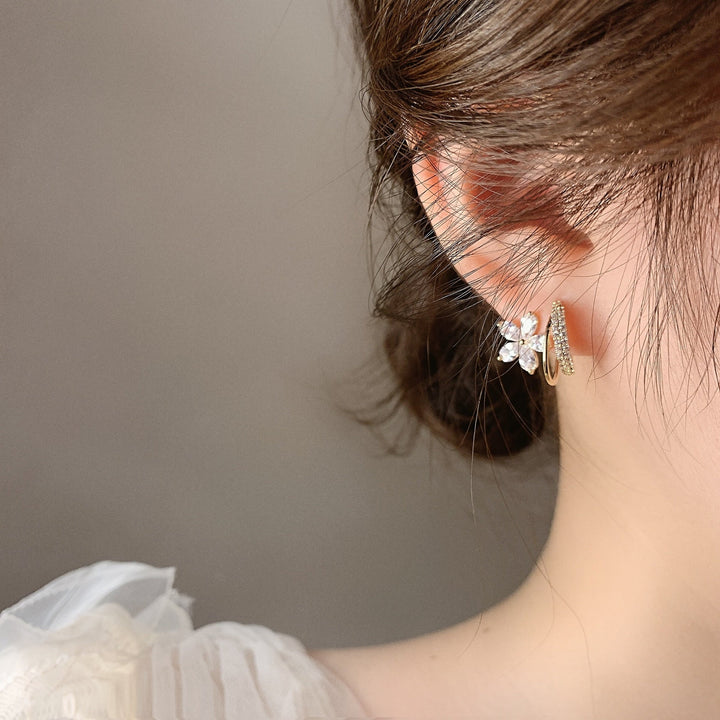 Boucles d'oreilles florales en or avec zirconia scintillant